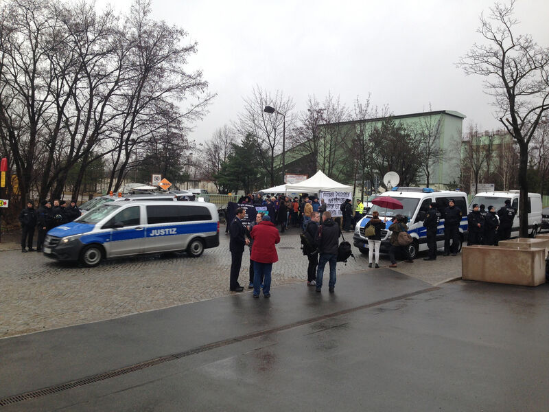 Vor dem Prozess&shy;ge&shy;bäude demons&shy;trierten linke Gruppen.