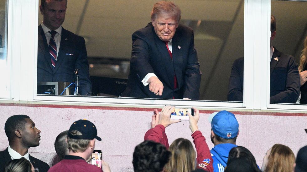 US-Präsident Donald Trump kam etwas verspätet im Stadion an.