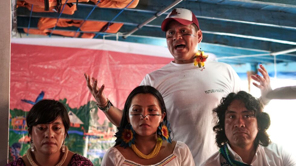 Leo Cerda gibt mit anderen Aktivistinnen und Aktivisten zum Auftakt der COP30 eine Pressekonferenz an Bord des Schiffes. Leo Cerda gibt mit anderen Aktivistinnen und Aktivisten zum Auftakt der COP30 eine Pressekonferenz an Bord des Schiffes.