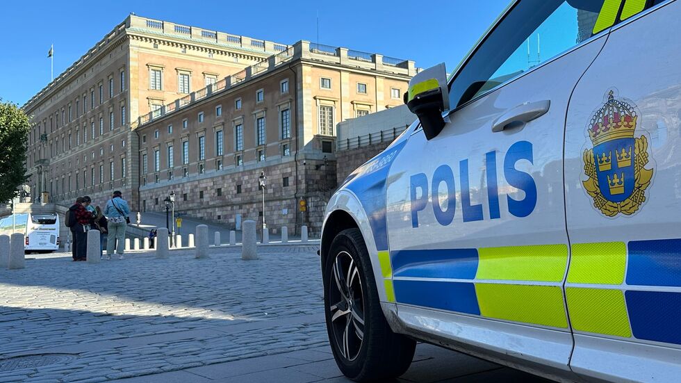 Ein Polizeiauto steht im Herzen von Stockholm vor dem Königsschloss. Nicht weit von dem Schloss entfernt befindet sich auch der Park Kungsträdgården. (Illustration)