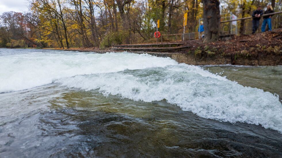 Rauschendes Wasser ohne Welle - kann Kies sie zurückbringen? (Archivbild Rauschendes Wasser ohne Welle - kann Kies sie zurückbringen? (Archivbild