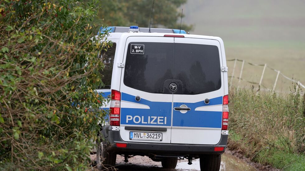 Mit großer Anstrengung suchte die Polizei nach dem Jungen. Mit großer Anstrengung suchte die Polizei nach dem Jungen.