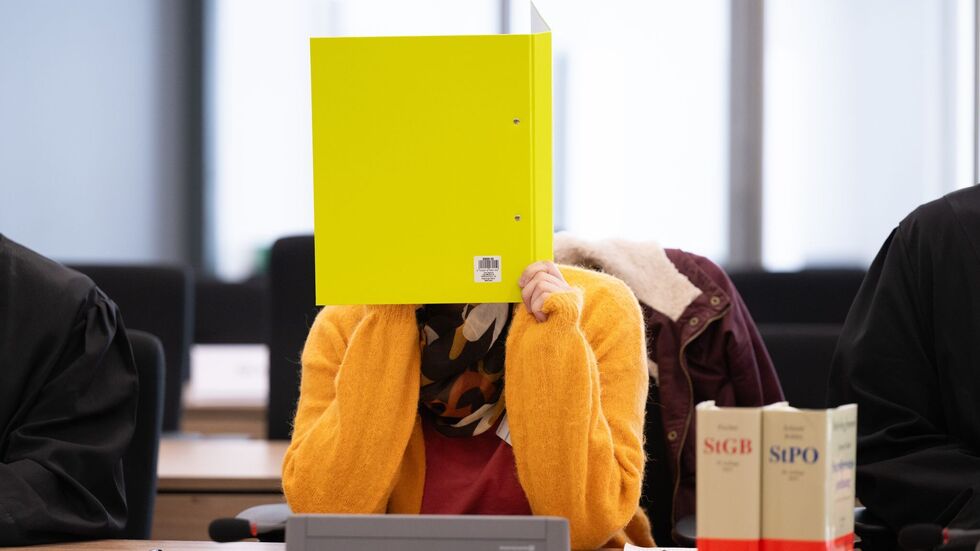 Susann E., mutmaßliche Helferin der Neonazi-Terrorzelle Nationalsozialistischer Untergrund, schweigt zu Beginn des Prozesses am Dresdner Oberlandesgericht. Susann E., mutmaßliche Helferin der Neonazi-Terrorzelle Nationalsozialistischer Untergrund, schweigt zu Beginn des Prozesses am Dresdner Oberlandesgericht.