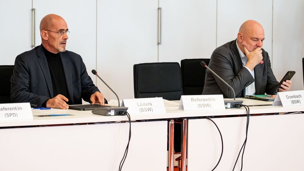 Brandenburgs BSW-Fraktionschef Niels-Olaf Lüders und BSW-Finanzminister Robert Crumbach sind sich nicht einig über die Medienstaatsverträge. Brandenburgs BSW-Fraktionschef Niels-Olaf Lüders und BSW-Finanzminister Robert Crumbach sind sich nicht einig über die Medienstaatsverträge.