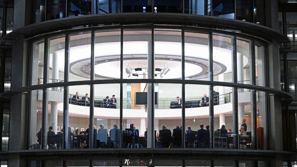 Die Sitzung dauerte bis zum frühen Morgen. Die Sitzung dauerte bis zum frühen Morgen.