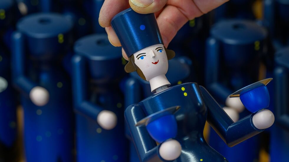 Neben Räucherfiguren, Nussknackern und Schwibbögen gehören auch Lichterengel zur Bandbreite des erzgebirgischen Kunsthandwerks. Neben Räucherfiguren, Nussknackern und Schwibbögen gehören auch Lichterengel zur Bandbreite des erzgebirgischen Kunsthandwerks.