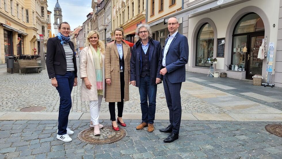 Das Citymanagement-Team (2.v.l. Projektleiterin Annett Scholz-Michalowski) gemeinsam mit Oberbürgermeister Karsten Vogt (r.)