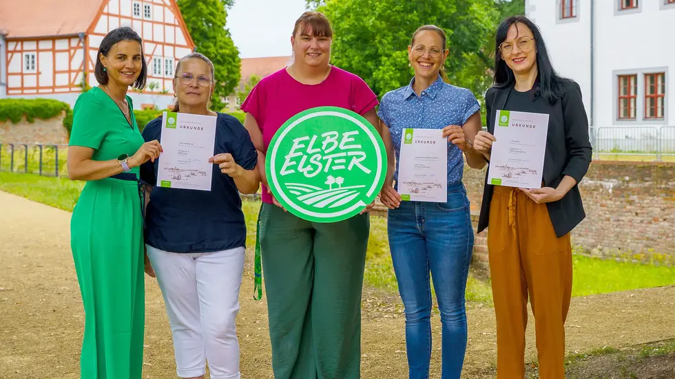 Bei der Urkundenübergabe im Schloss Doberlug: (v. l. n. r.) Katrin Bothur und Manuela Ullrich (Unser Hofladen UG), Sandra Scharff (Wirtschaftsförderung/Agrar des Landkreises Elbe-Elster), Dr. Ulrike Heyde (Agrargenossenschaft Werenzhain eG) und Mandy Berger (Schnuckidu – Stoffe & Kurzwaren). Bei der Urkundenübergabe im Schloss Doberlug: (v. l. n. r.) Katrin Bothur und Manuela Ullrich (Unser Hofladen UG), Sandra Scharff (Wirtschaftsförderung/Agrar des Landkreises Elbe-Elster), Dr. Ulrike Heyde (Agrargenossenschaft Werenzhain eG) und Mandy Berger (Schnuckidu – Stoffe & Kurzwaren).