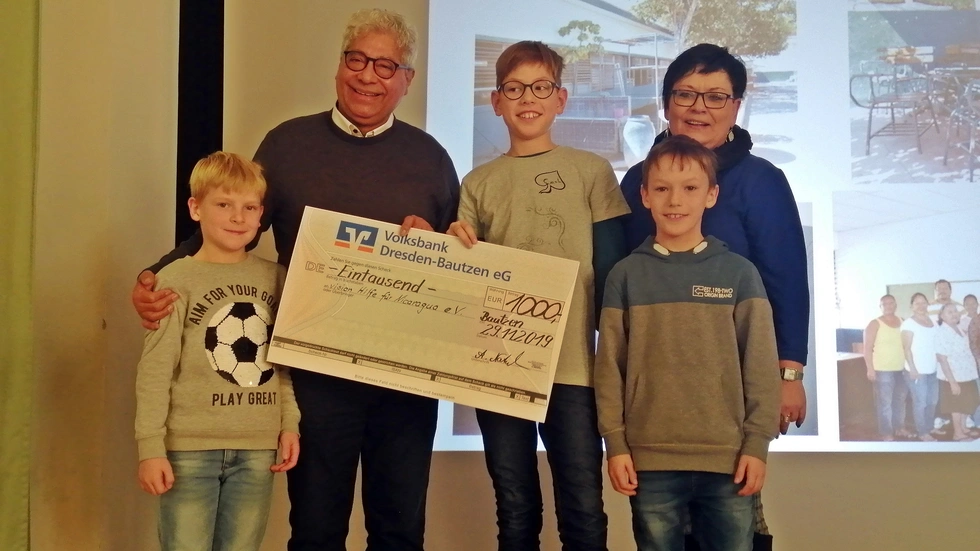 Die drei besten Läufer des Sponsorenlaufes der Sorbischen Grundschule Bautzen mit Prof. Zamora Gonzales und Annette Natusch (Foto: Radio Lausitz/Andrea Proschmann)