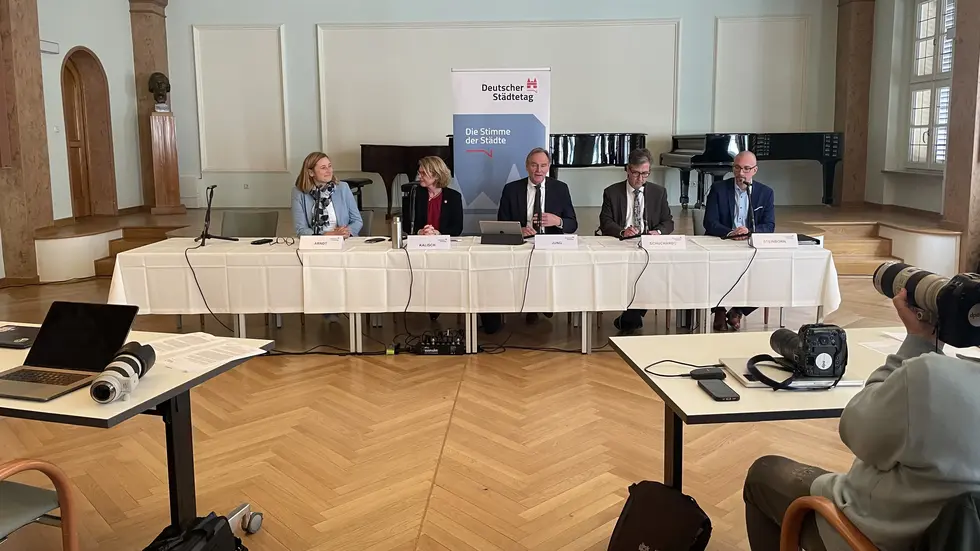 Pressekonferenz des Deutschen Städtetages im Robert-Schumann-Haus mit Constance Arndt, Vize-Präsidentin Claudia Kalisch (Lüneburg), Burkhard Jung, Hauptgeschäftsführer Christian Schuchardt und Pressesprecher Timm Steinborn (v.l.n.r.)