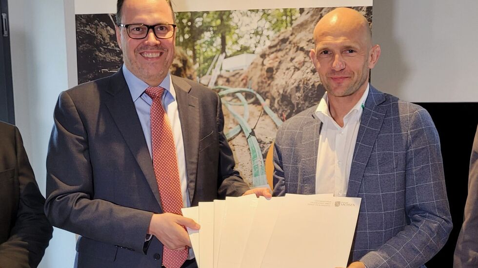 Sachsens Wirtschaftsminister Dirk Panther (li.) hat sechs Förderschecks übergeben.