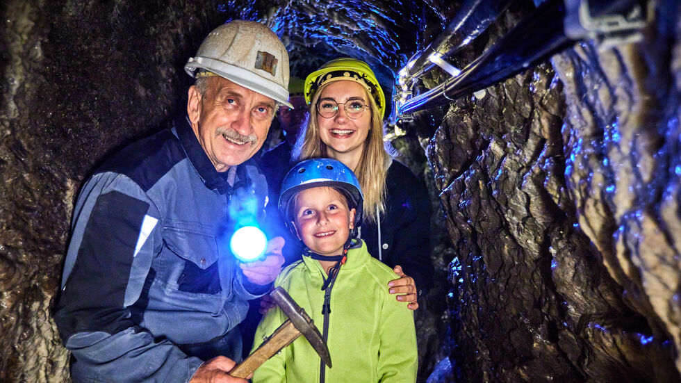 Mit der Taschenlampe in der Hand und dem Helm auf dem Kopf gehts unter die Erde