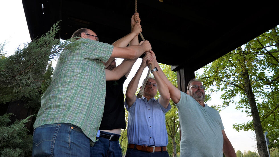 Gemeinderäte und der Bürgermeister von Trebendorf, Waldemar Locke (2.v.r.) schlagen die Friedensglocke von Mühlrose Gemeinderäte und der Bürgermeister von Trebendorf, Waldemar Locke (2.v.r.) schlagen die Friedensglocke von Mühlrose