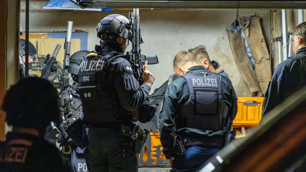Mit schweren Waffen sicherten Spezialkräfte der Polizei den Einsatz ab.