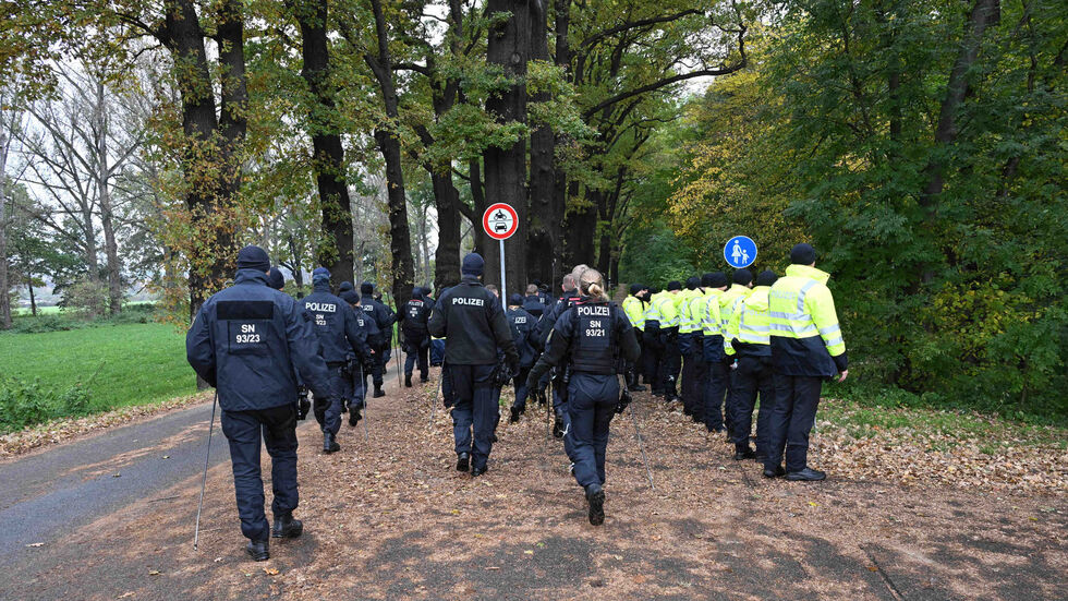 Die Beamten durchkämmen den Park.