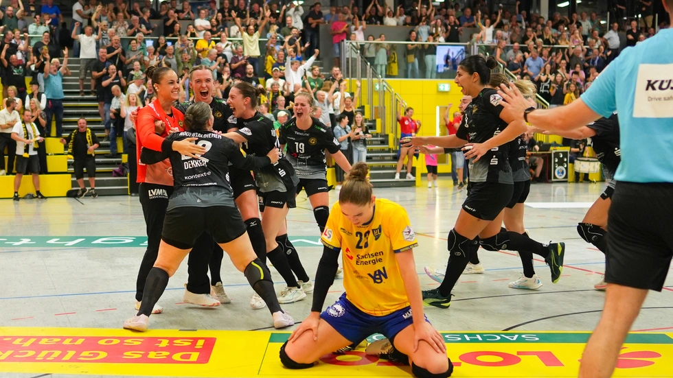 Die Halle in Großröhrsdorf platzt nach dem Abpfiff aus allen Nähten Die Halle in Großröhrsdorf platzt nach dem Abpfiff aus allen Nähten