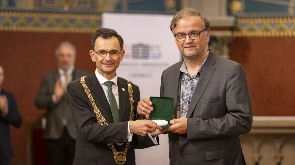 Die Ehrung erfolgte erstmals im Rahmen einer Graduiertenfeier: Rektor Prof. Dr. Gerd Strohmeier (l.) überreichte die Ehrenmedaille der Technischen Universität Chemnitz an Prof. Dr. Oliver G. Schmidt. Die Ehrung erfolgte erstmals im Rahmen einer Graduiertenfeier: Rektor Prof. Dr. Gerd Strohmeier (l.) überreichte die Ehrenmedaille der Technischen Universität Chemnitz an Prof. Dr. Oliver G. Schmidt.