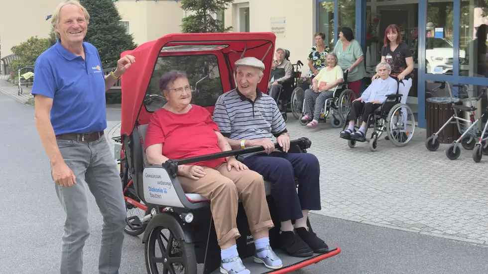 Diakonie Bautzen Geschäftsführender Vorstand Alexander Jesinghaus (links) freut sich über das Geschenk Diakonie Bautzen Geschäftsführender Vorstand Alexander Jesinghaus (links) freut sich über das Geschenk