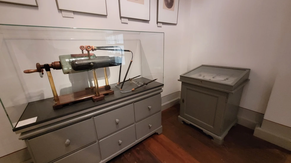 Elektrisiermaschine, Baujahr 1783. Damit wurden damals Schmerzen gelindert und auch Krankheiten geheilt. Sie steht im Physikalischen Kabinett in Görlitz.