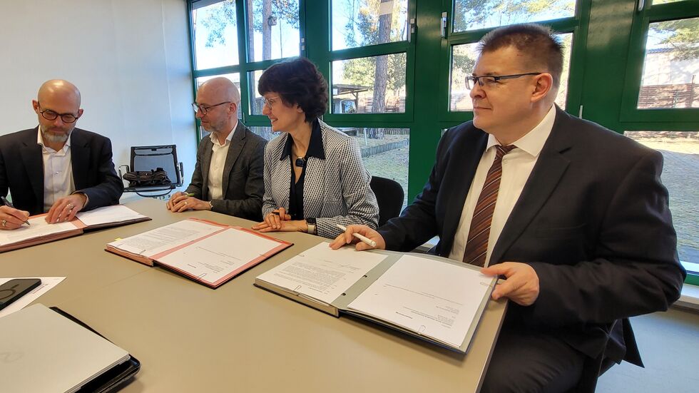 Vertragsunterzeichnung mit dem Planungsbüro Fichtner. V.l.n.r.: Vertreter des Bieterkonsortiums, Wolf-Thomas Hendrich (Geschäftsführer der Versorgungsbetriebe Hoyerswerda), Katrin Bartsch (Geschäftfsführerin der Stadtwerke Weißwasser), Michael Schiemenz (Chef der Städtischen Werke Spremberg). Vertragsunterzeichnung mit dem Planungsbüro Fichtner. V.l.n.r.: Vertreter des Bieterkonsortiums, Wolf-Thomas Hendrich (Geschäftsführer der Versorgungsbetriebe Hoyerswerda), Katrin Bartsch (Geschäftfsführerin der Stadtwerke Weißwasser), Michael Schiemenz (Chef der Städtischen Werke Spremberg).