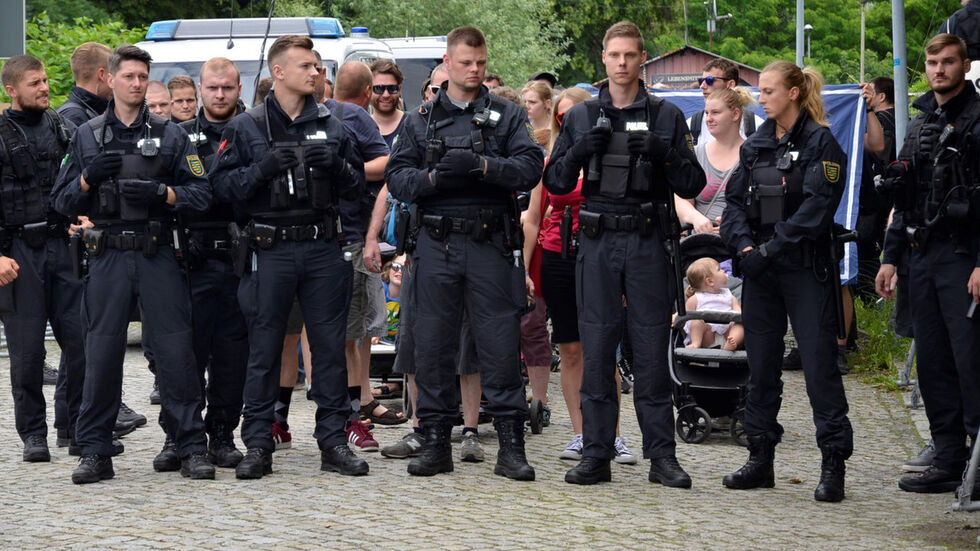 Großeinsatz der Polizei vor einem Jahr beim Nazi-Treffen in Ostritz. Foto: Archiv (Tele-Lausitz/ Danilo Dittrich) Großeinsatz der Polizei vor einem Jahr beim Nazi-Treffen in Ostritz. Foto: Archiv (Tele-Lausitz/ Danilo Dittrich)