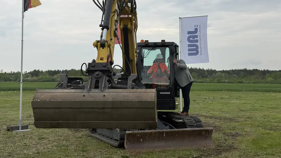 Infrastrukturministerin Regina Kraushaar (im Bagger) hat das Startsignal für die Modernisierung der Fernleitung »Innerer Ring« gegeben.