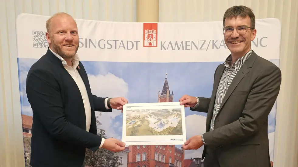 OB Michael Preuß (li.) und der 1. Beigeordnete Jörg Szewczyk freuen sich über diesen wichtigen Schritt in Vorbereitung des Baus der des neuen Hallenbades mit Außenbecken in Kamenz. OB Michael Preuß (li.) und der 1. Beigeordnete Jörg Szewczyk freuen sich über diesen wichtigen Schritt in Vorbereitung des Baus der des neuen Hallenbades mit Außenbecken in Kamenz.