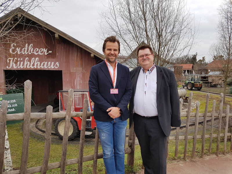 Karls-Chef Robert Dahl und Bürgermeister von Bannewitz Christoph Fröse wollen, dass Karls Erlebnis-Dorf nach Bannewitz holen. Solch eine Traktorenbahn wäre auch für Bannewitz geplant (Foto: Redaktion/Franziska Meier)