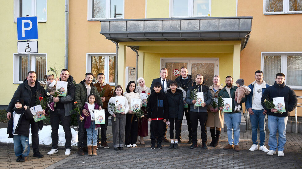 Landrat Christian Jaschinski (hinten Mitte) mit den neuen Staatsbürgerinnen und Staatsbürgern des Landkreises Elbe-Elster bei der Einbürgerungsfeier vor dem Ordnungsamt in Herzberg.