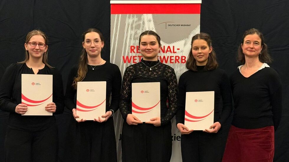 Das Streichquartett „unisono“ mit Magdalena Vetter, Sara Baumgärtel, Caroline Koksch und Magdalena Mörl gemeinsam mit Lehrerin Bettina Witke und ist zu Ihrer Verwendung. Das Quartett erreichte in der Altersgruppe V die Wertung „24 Punkte mit Weiterleitung zum Landeswettbewerb“.