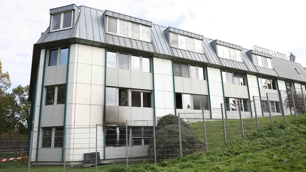 Das Spreehotel unmittelbar nach einem der beiden Brandanschläge