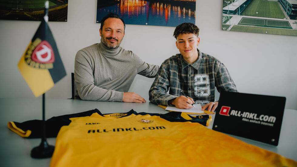 Dynamos Thomas Brendel und Jakob Zickler bei der Vertragsunterschrift Dynamos Thomas Brendel und Jakob Zickler bei der Vertragsunterschrift