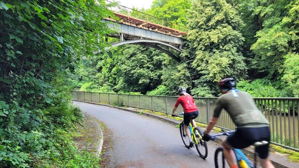 Die Bahnlinie führt durch das malerische Neißetal.