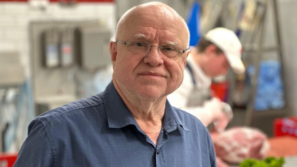 Fleischermeister Roland Richter: Der Lehrling muss erstmal was leisten. Fleischermeister Roland Richter: Der Lehrling muss erstmal was leisten.