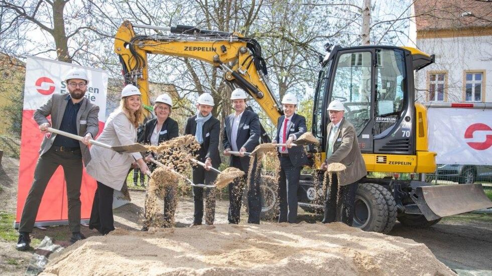v. l. n. r:
Simon Melch (atene KOM), Yvonne Kieselbach (Referatsleiterin SMWA), Marion Prange (Bürgermeisterin Ostritz), Dr. Stephan Meyer (Beirat SCHKOLA), Jörg Wylegalla (PriceWaterhouseCoopers), Dr. Axel Cunow (Vorstand SachsenEnergie), Bernd Lange (Landrat Landkreis Görlitz)
