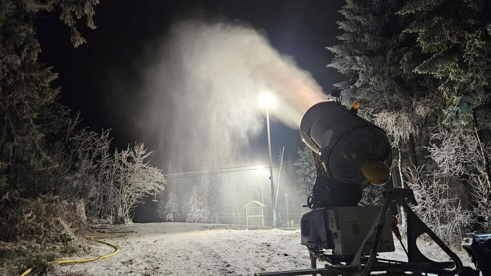 Tag und Nacht sind die Schneekanonen in Altenberg in Betrieg