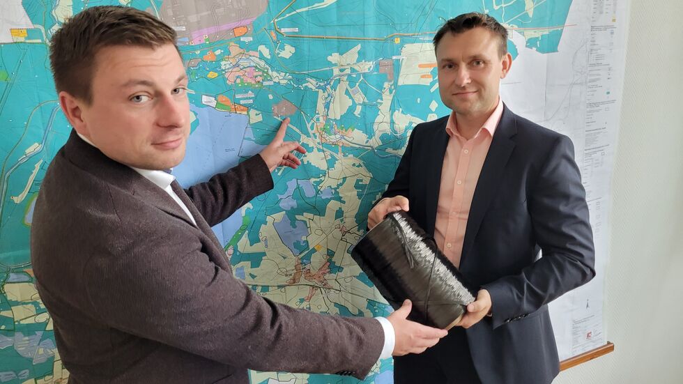 Boxbergs Bürgermeister Hendryk Balko (li) und Dr. Mario Naumann, TU Chemnitz. Im Gewerbegebiet im Ortsteil Kringelsdorf wird die europaweit einmalige Carbonfaser-Forschungsanlage entstehen.