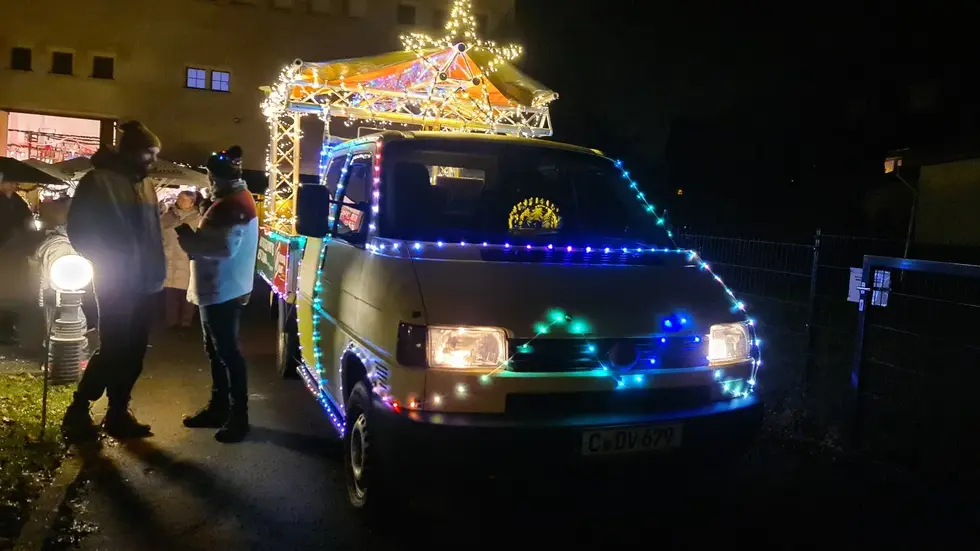 Lichterfahrten, wie hier in Jahnsdorf, locken jedes Jahr zur Weihnachtszeit zahlreiche Zuschauer an. Lichterfahrten, wie hier in Jahnsdorf, locken jedes Jahr zur Weihnachtszeit zahlreiche Zuschauer an.