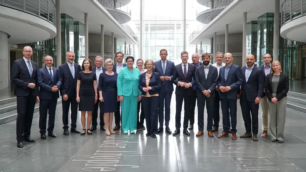 Wer ist wer?
v.l.n.r: Oberbürgermeister Bautzen Karsten Vogt, Oberbürgermeister Görlitz Octavian Ursu, Marko Schiemann MdL (CDU), Werkleiterin Alstom Bautzen Beata Krehel, Präsident IHK Dresden Dr. Andreas Sperl, Beigeordnete Landkreis Bautzen Dr. Romy Reinisch, Thomas Freudenberg Silicon Saxony, Kathrin Michel MdB (SPD), Regionalgeschäftsführerin DGB Ostsachsen Dana Dubil, Staatsministerin Regina Kraushaar SMIL, Florian Oest MdB (CDU), Parlamentarischer Staatssekretär BMV Christian Hirte MdB, Staatsminister a.D. Thomas Jurk (SPD), Stellv. Botschafter Republik Polen Jakub Wawrzyniak, Dirk Süßmilch RevierWende, Landrat Landkreis Görlitz Dr. Stephan Meyer, Kassem Taher Saleh MdB (Bündnis90/Die Grünen), Abteilungsleiter DZA Dr. Andreas Otto, Geschäftsführerin Lausitz Festival Maria Schulz Wer ist wer?
v.l.n.r: Oberbürgermeister Bautzen Karsten Vogt, Oberbürgermeister Görlitz Octavian Ursu, Marko Schiemann MdL (CDU), Werkleiterin Alstom Bautzen Beata Krehel, Präsident IHK Dresden Dr. Andreas Sperl, Beigeordnete Landkreis Bautzen Dr. Romy Reinisch, Thomas Freudenberg Silicon Saxony, Kathrin Michel MdB (SPD), Regionalgeschäftsführerin DGB Ostsachsen Dana Dubil, Staatsministerin Regina Kraushaar SMIL, Florian Oest MdB (CDU), Parlamentarischer Staatssekretär BMV Christian Hirte MdB, Staatsminister a.D. Thomas Jurk (SPD), Stellv. Botschafter Republik Polen Jakub Wawrzyniak, Dirk Süßmilch RevierWende, Landrat Landkreis Görlitz Dr. Stephan Meyer, Kassem Taher Saleh MdB (Bündnis90/Die Grünen), Abteilungsleiter DZA Dr. Andreas Otto, Geschäftsführerin Lausitz Festival Maria Schulz