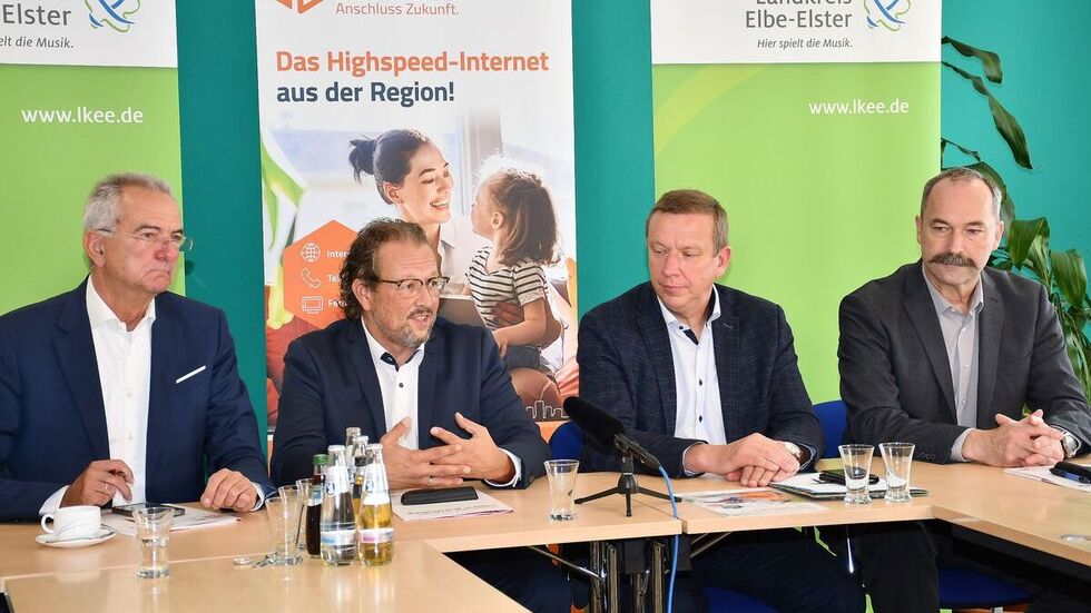 Hardy Heine, Repräsentant der DNS:NET, Stefan Holighaus, Mitlied der Geschäftsführung DNS:NET, Landrat Christian Heinrich-Jaschinski und Rainer Pilz, Amtsleiter des Amtes für Strukturentwicklung und Kultur des Landkreises Elbe-Elster (v.l.n.r.).