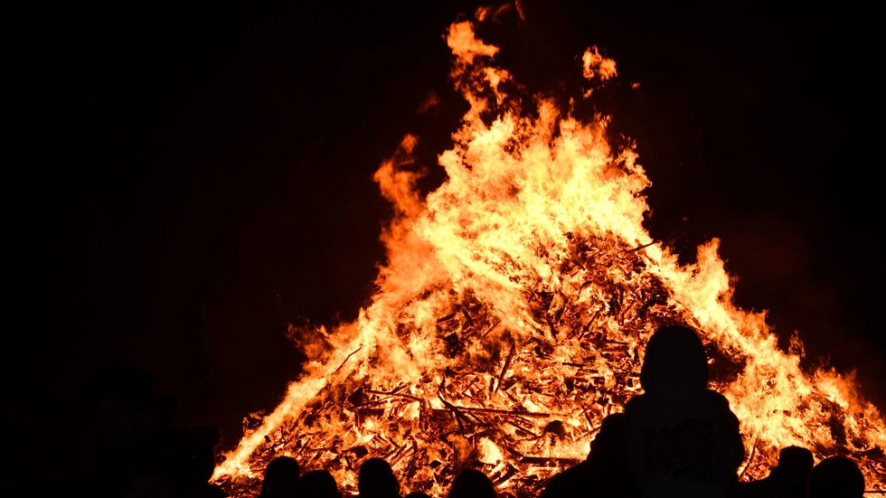 In der Oberlausiz lodern zur Walpurgisnacht wieder viele Hexenfeuer. (Symbolbild)