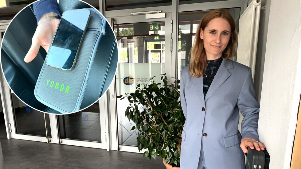 Direktorin Carla Marschall zeigt die Box am Schuleingang, die die Handy-Hüllen der Schüler (kl. Foto) verriegeln Direktorin Carla Marschall zeigt die Box am Schuleingang, die die Handy-Hüllen der Schüler (kl. Foto) verriegeln