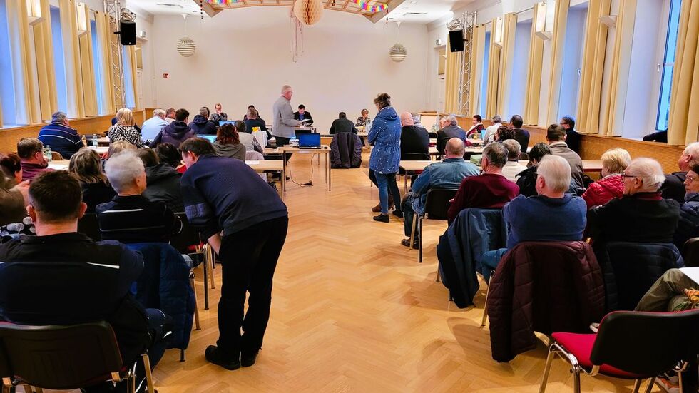 Gemeinderatsitzung im Kulturhaus Kringelsdorf. Über 60 Boxberger waren zur Fragestunde zum Asylbewerberheim gekommen