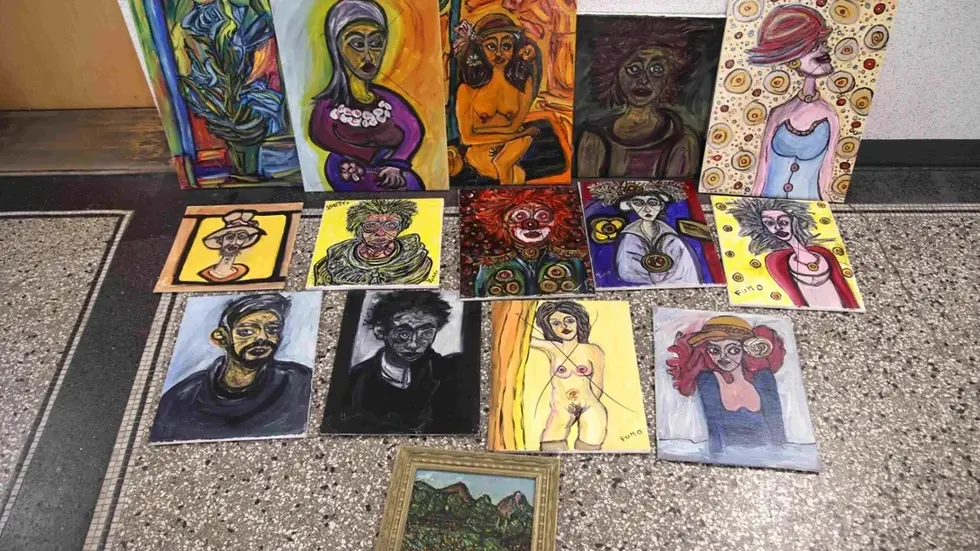 Ist das Kunst, oder kann das weg? Das fragt sich derzeit die Chemnitzer Polizei. Sie hat 15 Gemälde sichergestellt, die in der Innenstadt gefunden wurden.