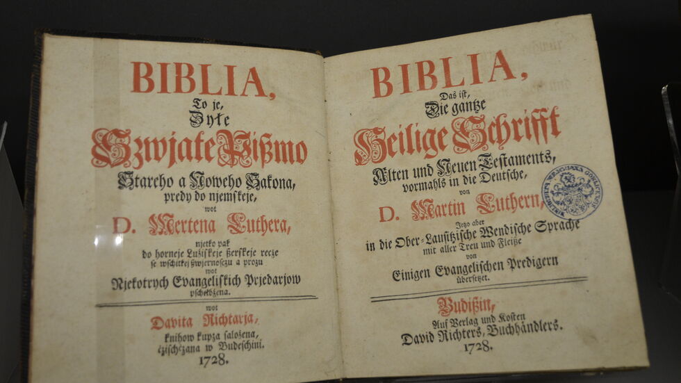Die erste Bibel in obersorbischer Sprache von 1728. Dieses Exemplar befindet sich in der Oberlausitzischen Bibliothek der Wissenschaften in Görlitz