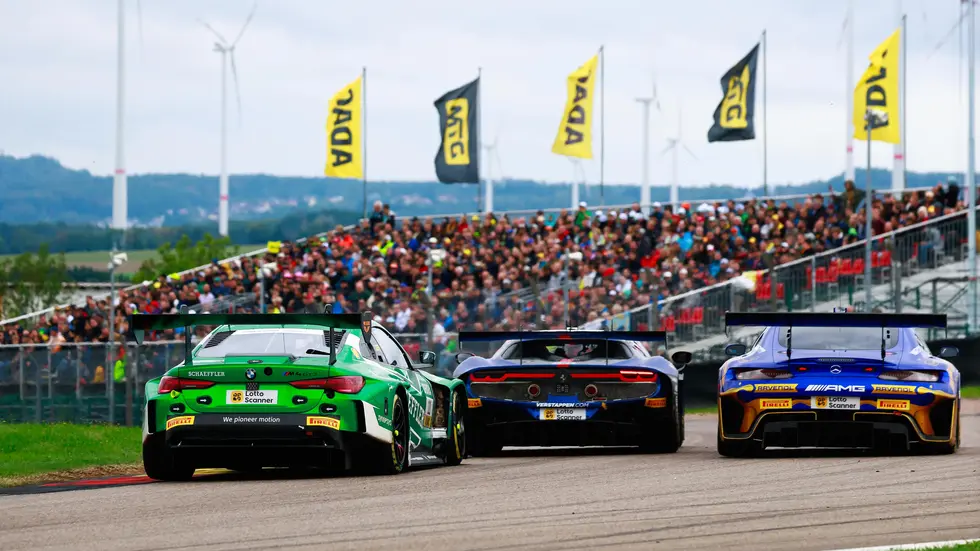 53.200 Fans jubelten den Fahrern bei der DTM auf dem Sachsenring zu. 53.200 Fans jubelten den Fahrern bei der DTM auf dem Sachsenring zu.