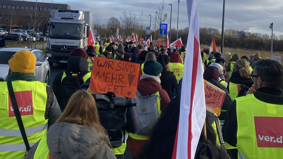 Die Krankenhausmitarbeiter sind mit ihrer Demo durch den Leipziger Stadtteil Probstheida gezogen.