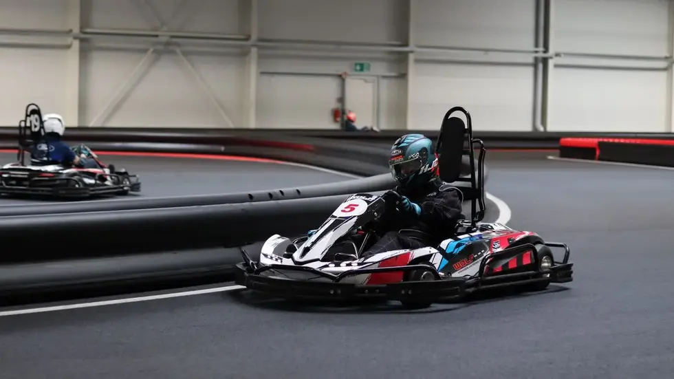 Nach der Theorie mit Flaggenkunde und Fahrtechnik geht es auf die Rennstrecke. Nach der Theorie mit Flaggenkunde und Fahrtechnik geht es auf die Rennstrecke.