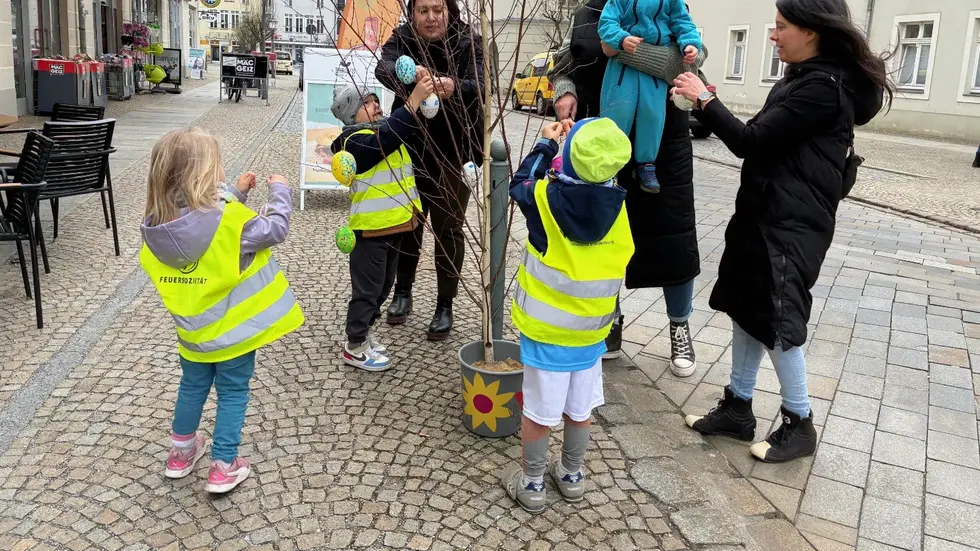 Kinder der Kita Graustein haben in der Innenstadt von Spremberg bunte Eier aus Kunststoff an kleinen Birken aufgehängt. Mit großer Begeisterung halfen unter anderem die Mädchen und Jungen dabei, das Stadtzentrum zu schmücken.