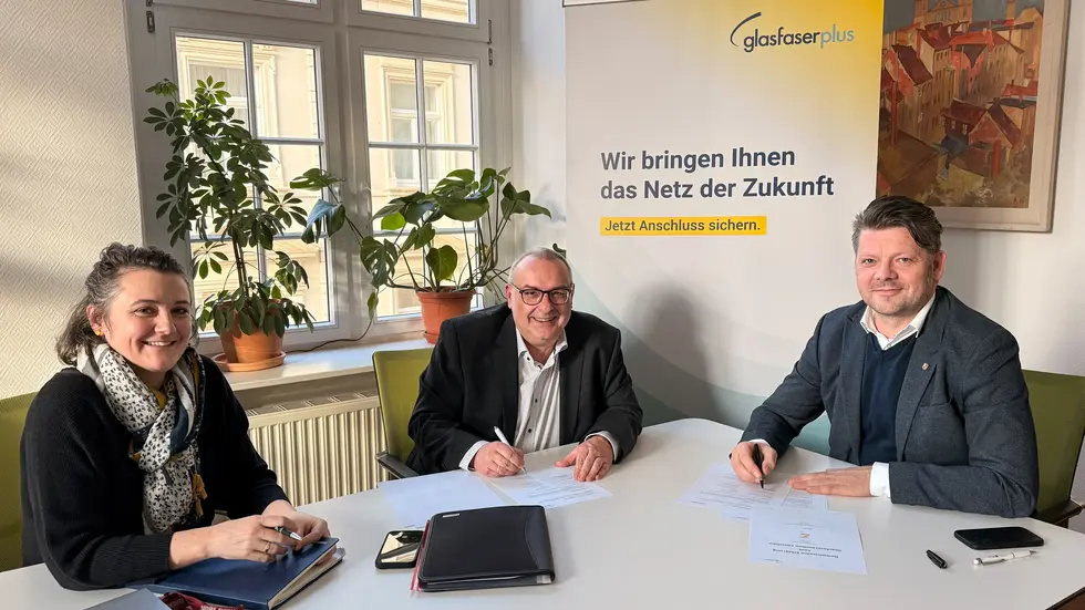 v.l.n.r. Gloria Heymann, Wirtschaftsförderin der Stadt Zittau, Uwe Plonka, GlasfaserPlus GmbH und Oberbürgermeister Thomas Zenker
v.l.n.r. Gloria Heymann, Wirtschaftsförderin der Stadt Zittau, Uwe Plonka, GlasfaserPlus GmbH und Oberbürgermeister Thomas Zenker